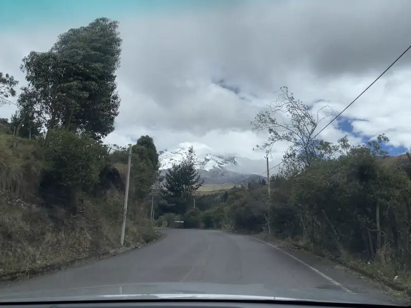 점점 침보라소 화산에 가까워지는 차량