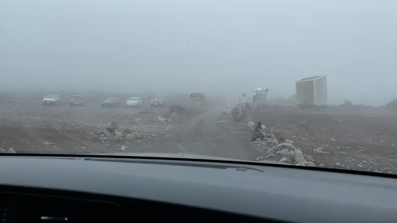 카렐 산장 앞 주차장을 지나는 투어 차량