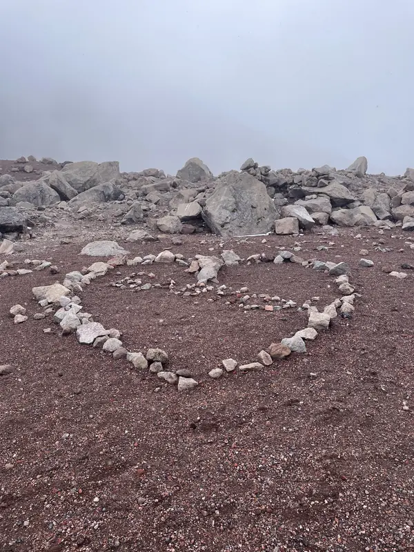 콘도르 코챠 호수 옆 돌로 만들어진 하트 모양