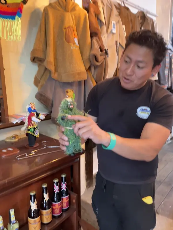 예티 모형을 들고 설명 중인 가이드 파울