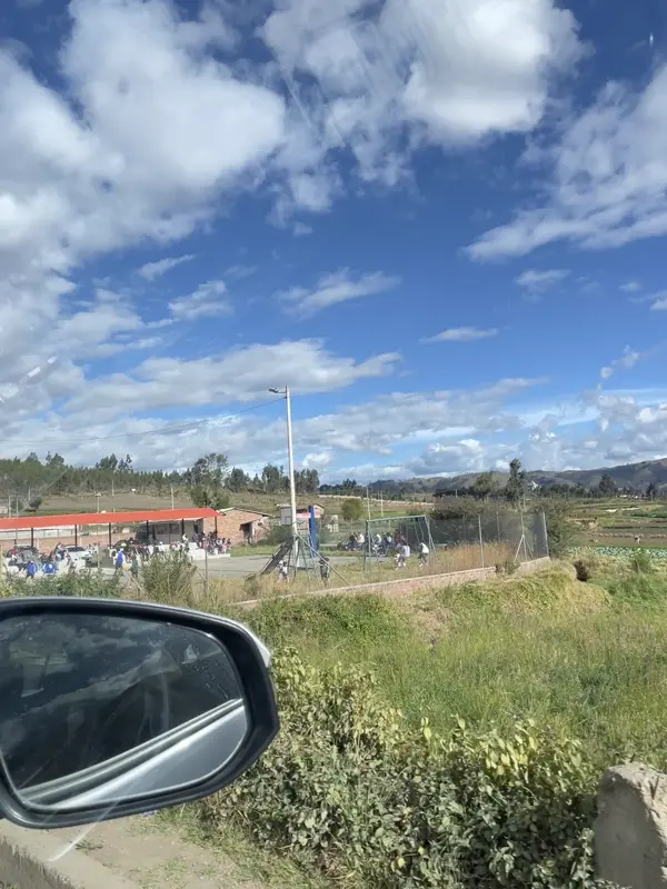 돌아오는 길 풋살을 하는 중인 에콰도르 아이들