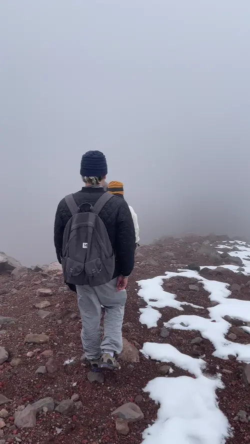 안개 낀 침보라소 화산을 내려가는 투어 일행들