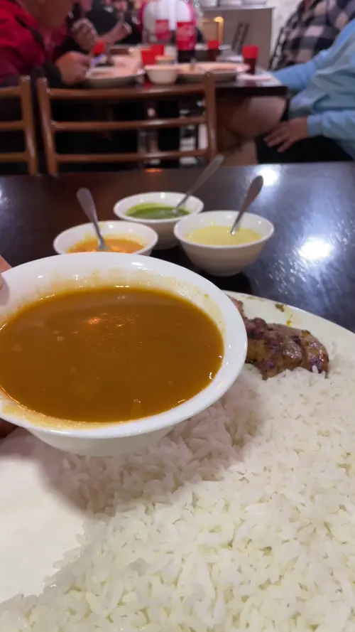 밥 위에 부어지는 콩 소스