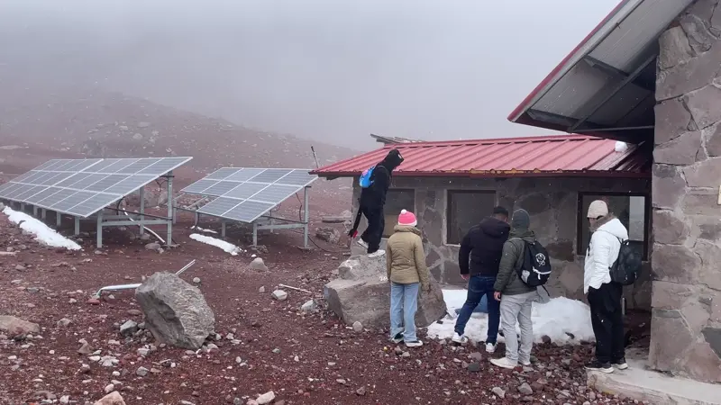 얼음 결정이 쏟아지는 에드워드 윔퍼 산장