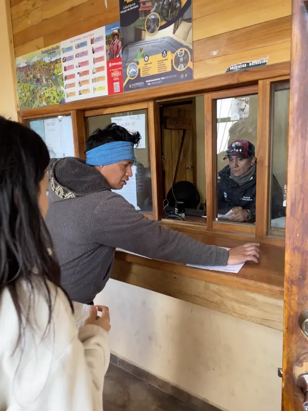 침보라소 보호구역 입구 카운터에서 비상연락망을 작성하는 투어 일행들