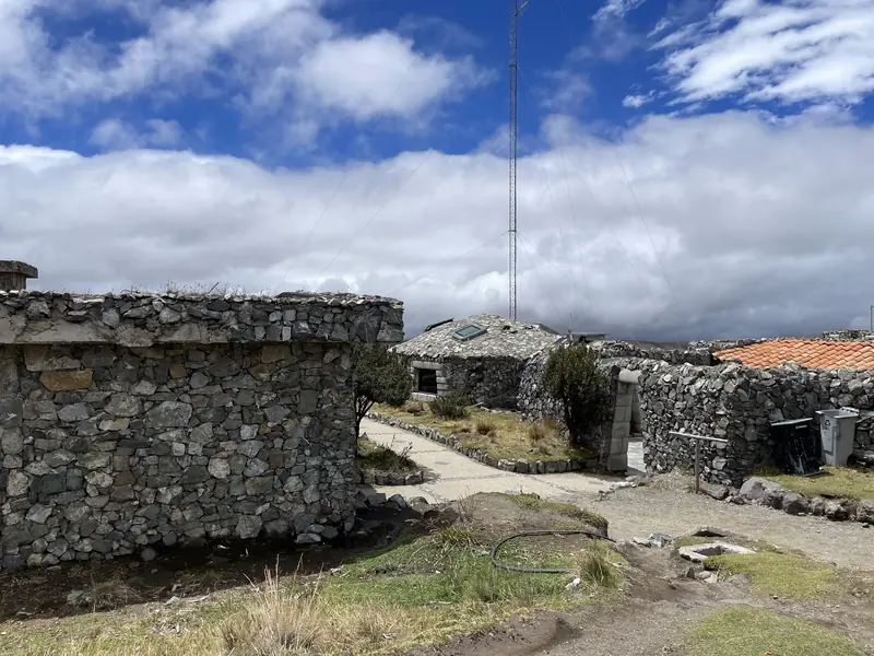 마치 구름 위에 지어진 것 같은 침보라소 보호구역 입구