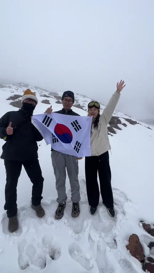 해발 약 5,150m에서 인터뷰를 진행하는 가이드 파울