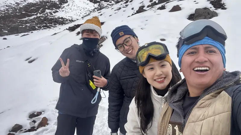 해발 약 5,150m에서 투어 일행들과 가이드 파울까지 단체 사진