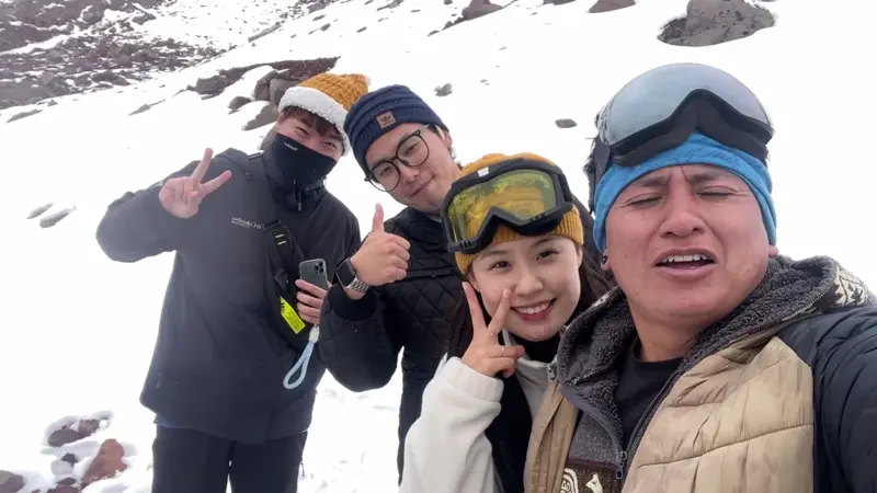 해발 약 5,150m에서 투어 일행들과 가이드 파울까지 단체 사진