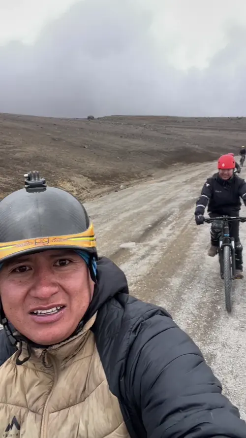 침보라소 화산에서 자전거를 타고 내려가는 블로거와 투어 일행들