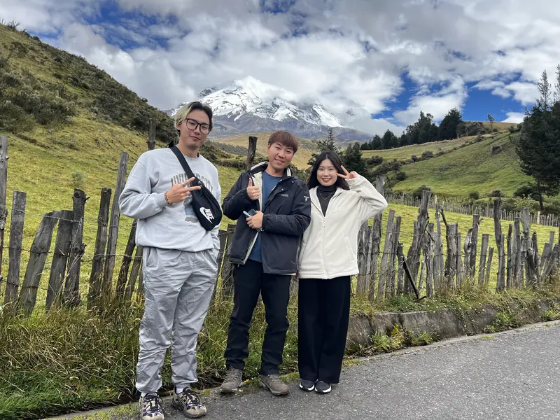 침보라소 화산과 투어 일행들과의 단체 사진