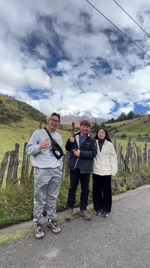 침보라소 화산을 배경으로 인터뷰를 진행하는 가이드 파울