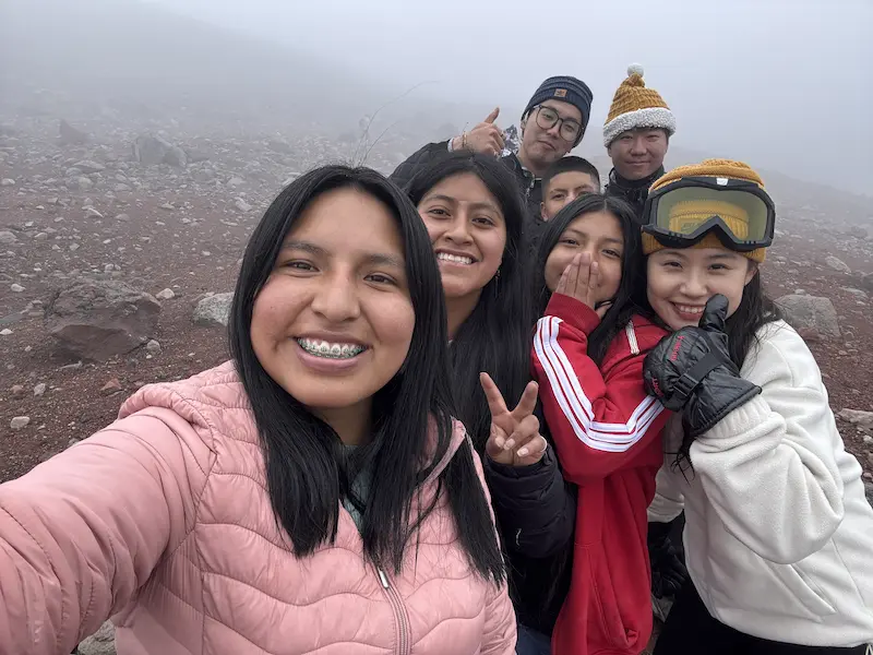 에콰도르 학생들과 투어 일행들과의 단체 사진