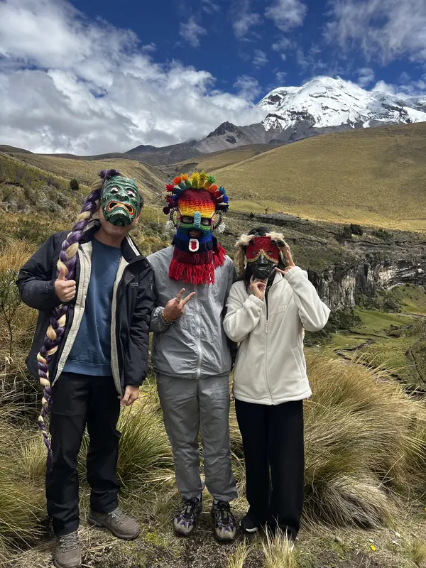 라 초레라에서 투어 일행들과 전통 가면을 쓰고 단체 사진