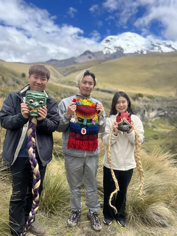 라 초레라에서 투어 일행들과 전통 가면을 들고 단체 사진