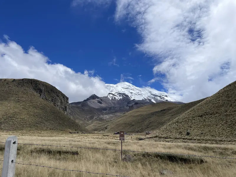 침보라소 화산과 정상 해발 높이를 표시한 표지판