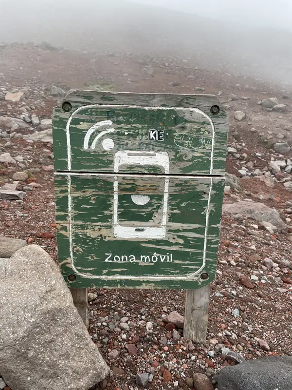 해발 약 4,900m에서 핸드폰 신호가 잡힌다는 거짓 표지판