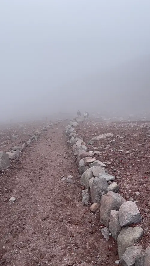 침보라소 화산을 올라오는 중인 투어 일행들