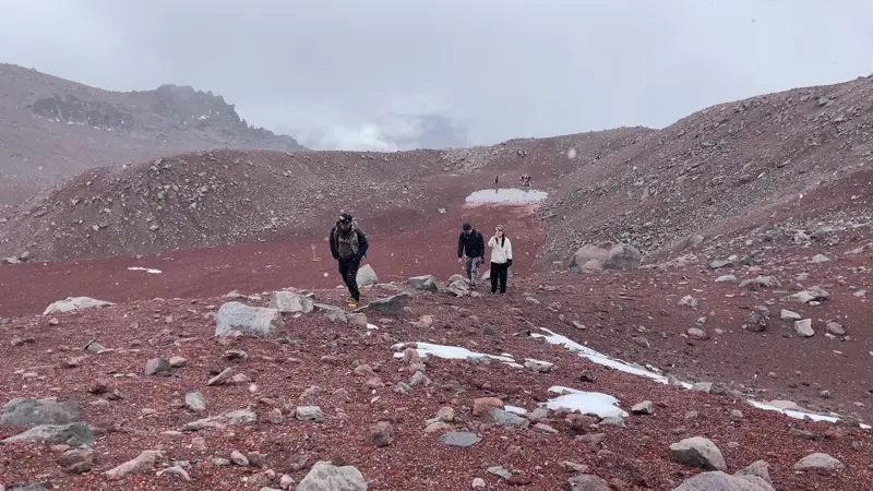 블로거를 촬영 중인 투어 일행