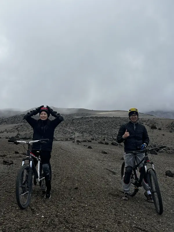 광활한 벌판에서 자전거를 타고 있는 투어 일행들