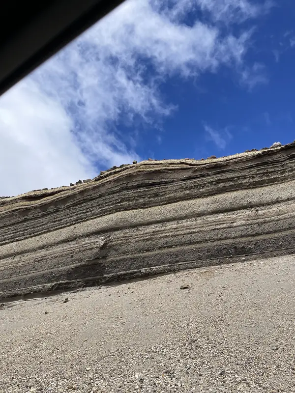 선명한 화산 지층