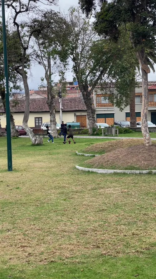 자유의 광장에서 축구하는 아이들