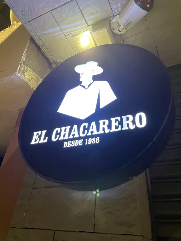 엘 차카레로 식당 간판