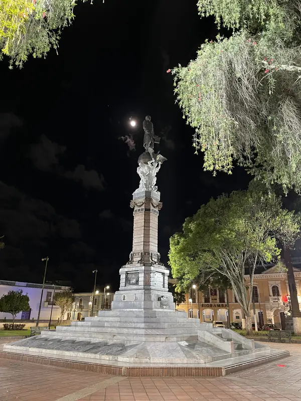 말도나도 공원 중앙 석상