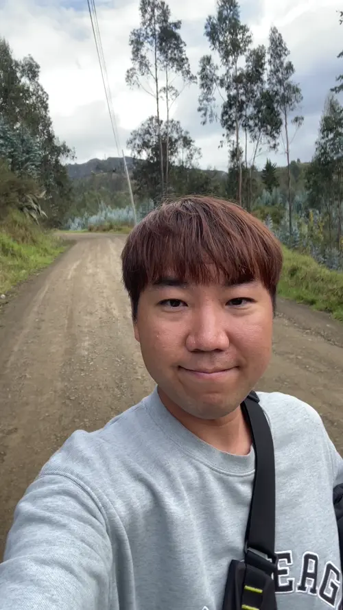 쿠엥카 시내를 향해 걷는 블로거