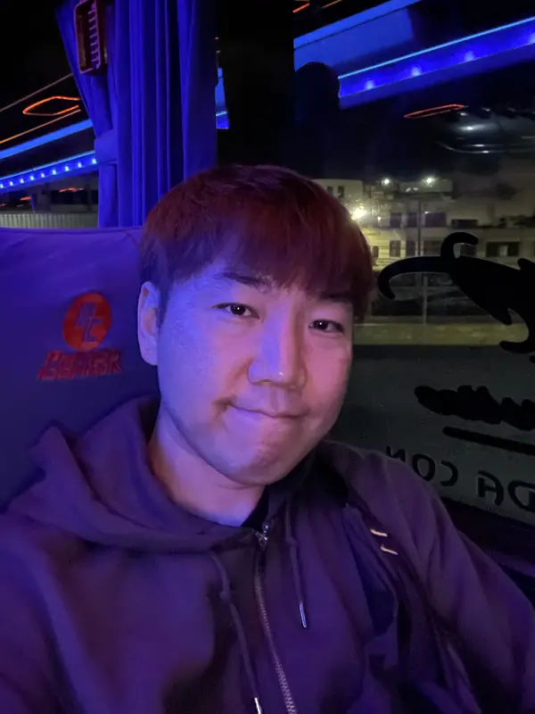 쿠엥카로 향하는 버스에서 블로거