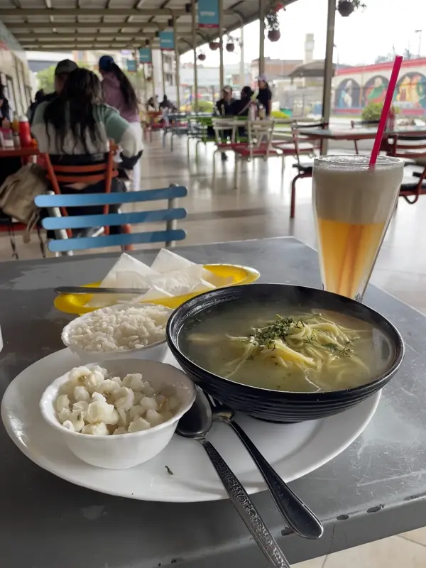 닭고기 육수 면 요리