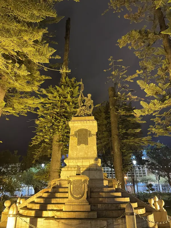 밤의 칼데론 동상