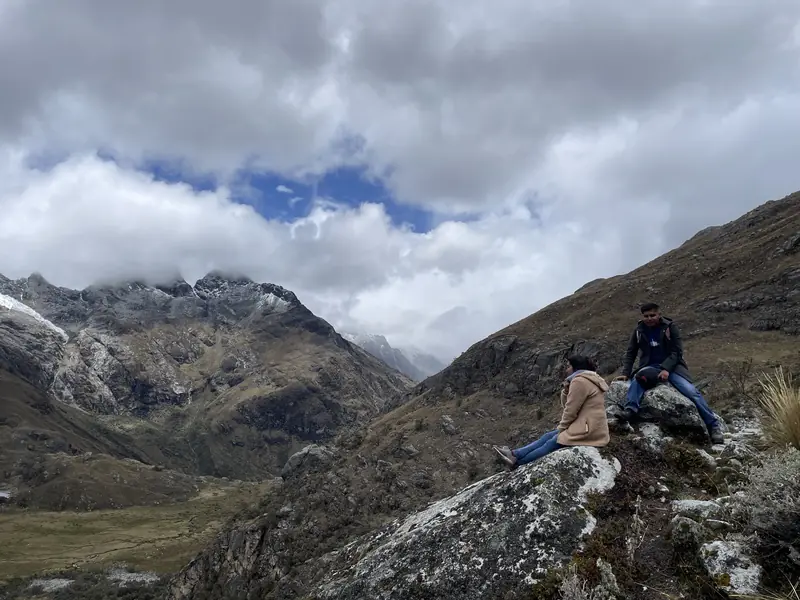 거대한 바위 위에서 휴식을 취하는 중인 커플