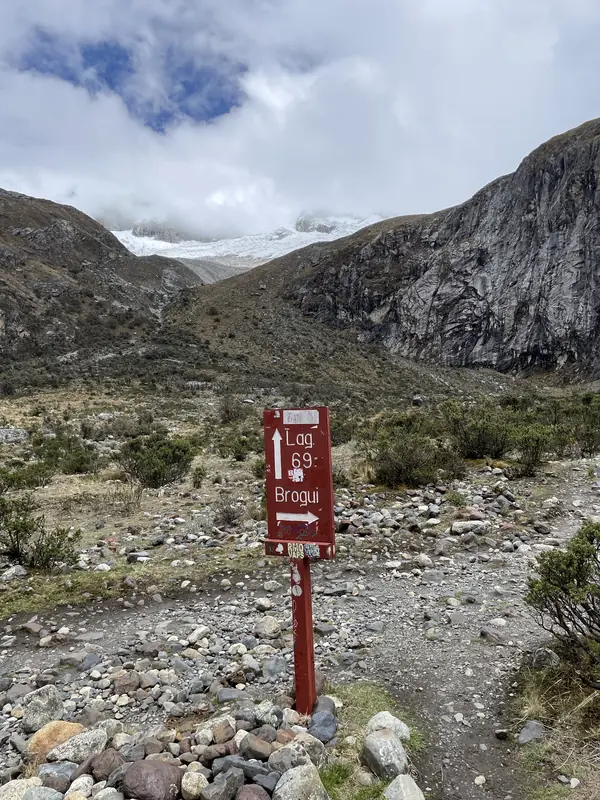 69 호수와 브로기 호수의 갈림길 표지판