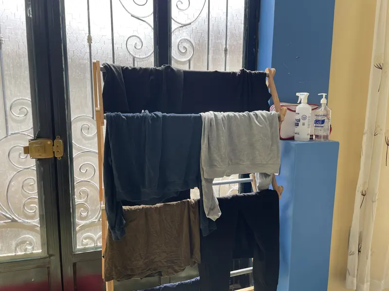 빨래 건조대 위에 건조 중인 옷들