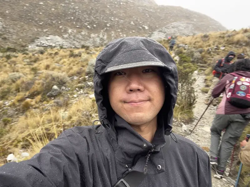 트레킹 시작 지점으로 돌아가는 중인 블로거