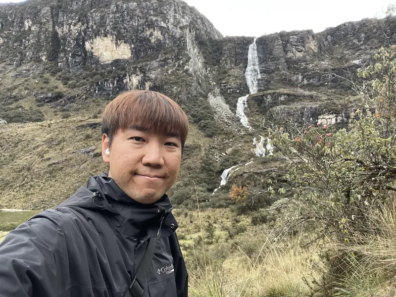 눈이 녹아서 흘러 내려오는 것으로 보이는 거대한 폭포와 블로거