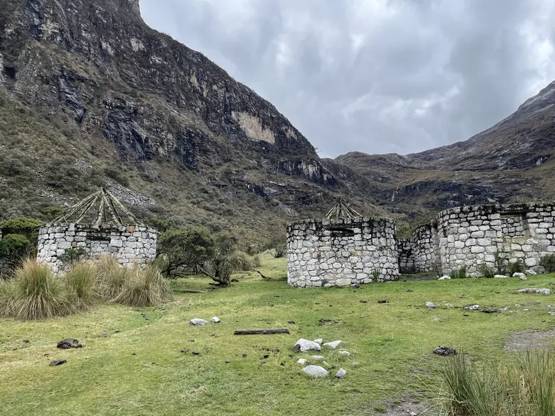 모닥불 같은 나무들이 쌓여있던 특이한 모양의 건물들