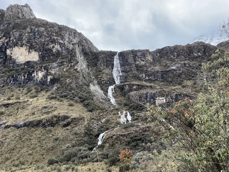눈이 녹아서 흘러 내려오는 것으로 보이는 거대한 폭포