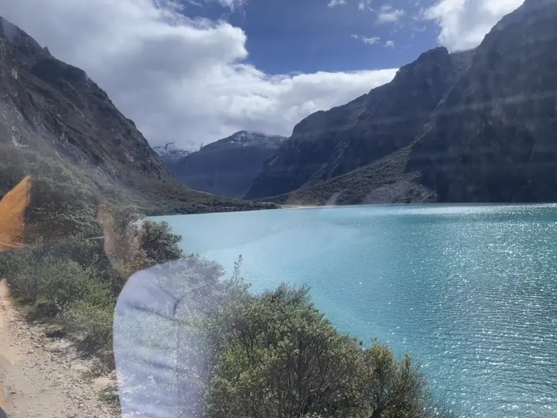 버스 창문 밖으로 보이는 양가누코 계곡 호수