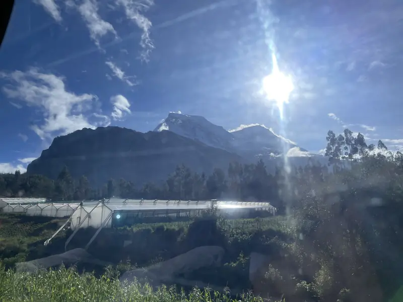 69 호수로 향하는 길에 눈부시게 빛나는 태양과 설산