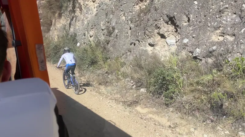 자전거를 타고 호수를 향하는 여행객