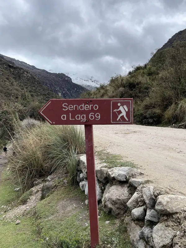 69 호수 트레킹 경로 표지판
