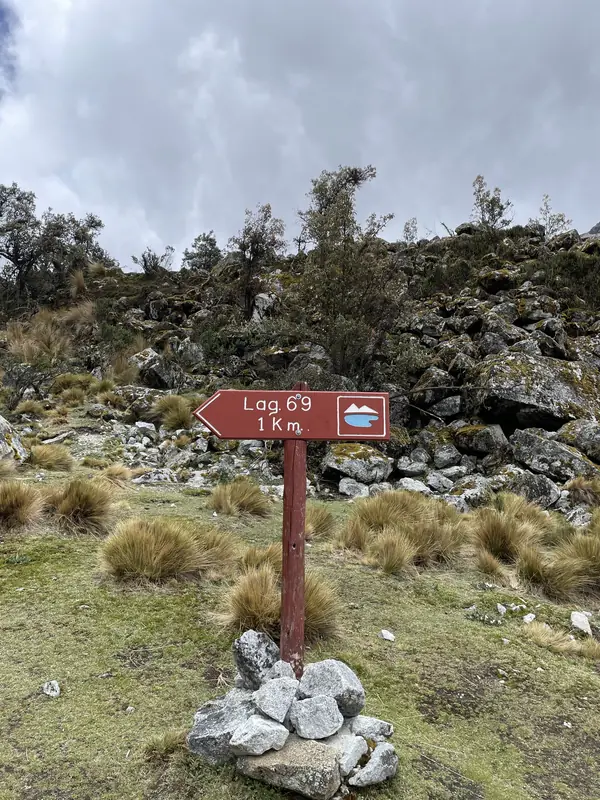 호수까지 1km를 나타내는 표지판