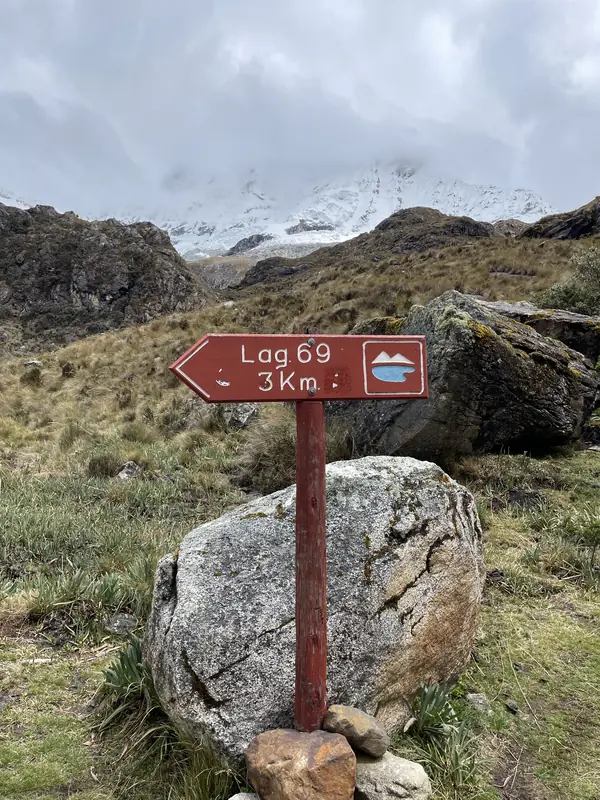 호수까지 3km를 나타내는 표지판