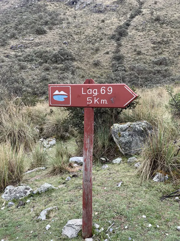 호수까지 5km를 나타내는 표지판