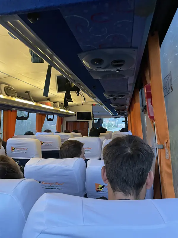 버스 위의 투어 일행들