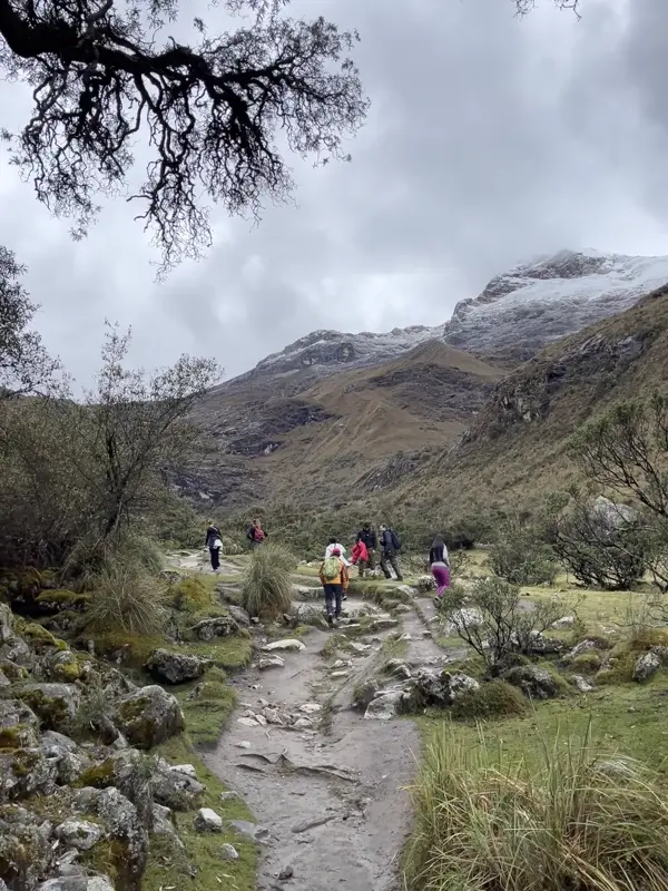 트레킹 중인 투어 일행들