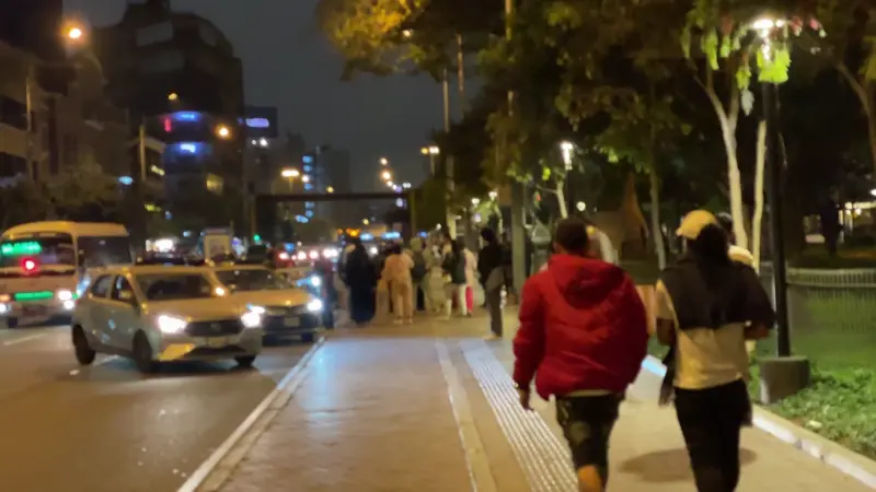 거리에서 경찰과 시민들의 충돌