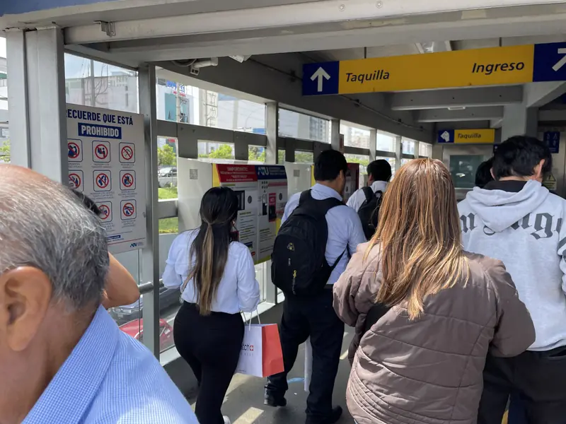 메트로폴리타노 앙가모스역 카드 충전 기계